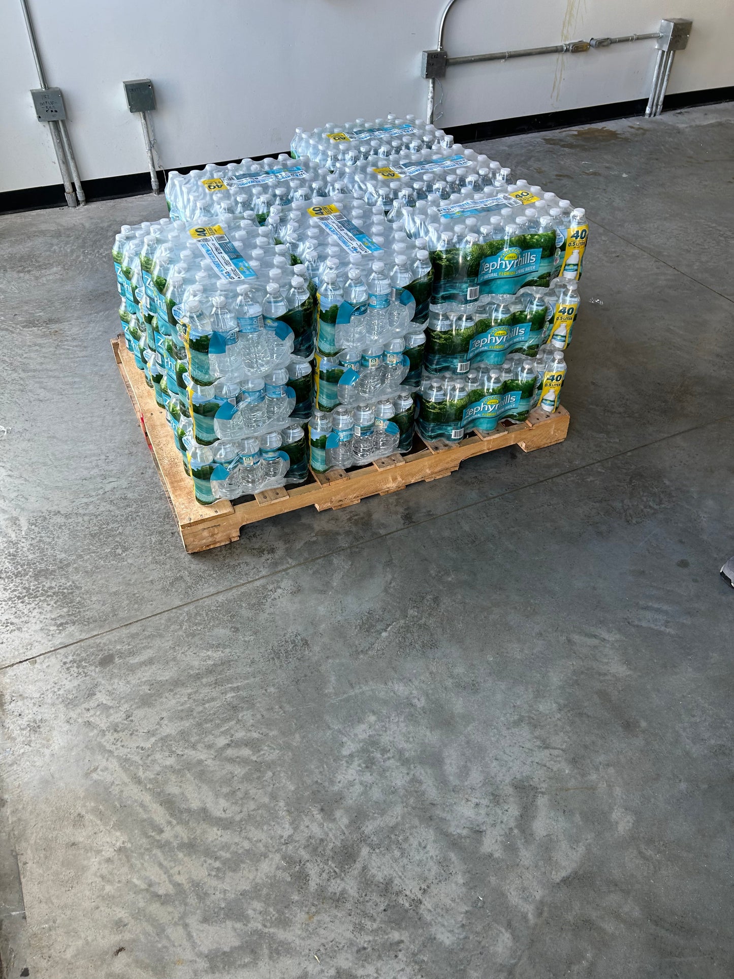 Zephyrhills Natural Spring Water – Half Pallet (960 Bottles, 16.9 oz)