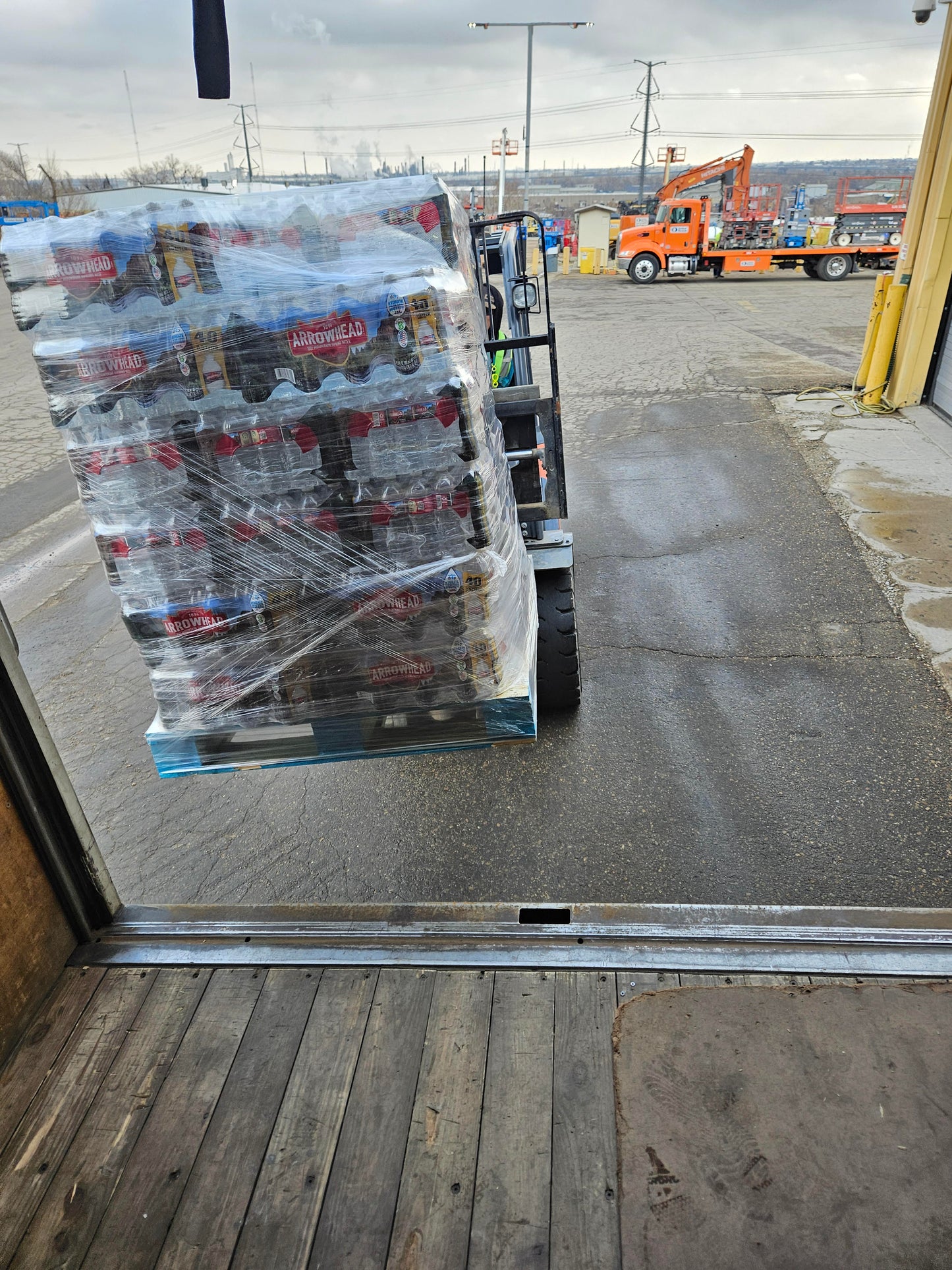 BPA-free Arrowhead bottled water in full pallet format—1,920 bottles of crisp, mountain-sourced hydration.